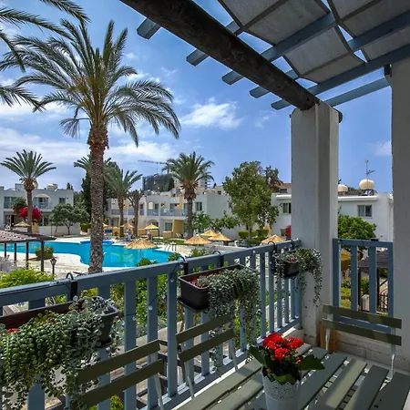 Lotus By The Sea- 2-bedroom With Communal Pool Paphos