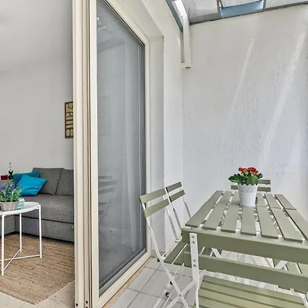 Lotus By The Sea- 2-bedroom With Communal Pool *